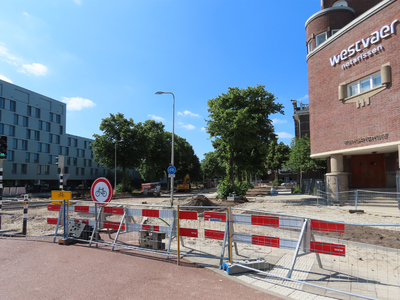 915145 Gezicht op het begin van de Jutfaseweg te Utrecht, die heringericht wordt, vanaf de Vondellaan, met rechts het ...